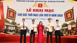 Chợ quê thời Mạc khai mạc tại Hải Phòng, tôn vinh sản phẩm OCOP và trao chứng nhận cho các sản phẩm đạt chuẩn, thu hút đông đảo người dân, du khách.