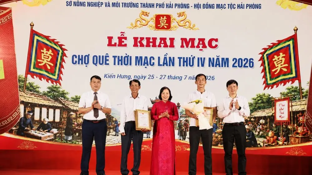 Chợ quê thời Mạc khai mạc tại Hải Phòng, tôn vinh sản phẩm OCOP và trao chứng nhận cho các sản phẩm đạt chuẩn, thu hút đông đảo người dân, du khách.