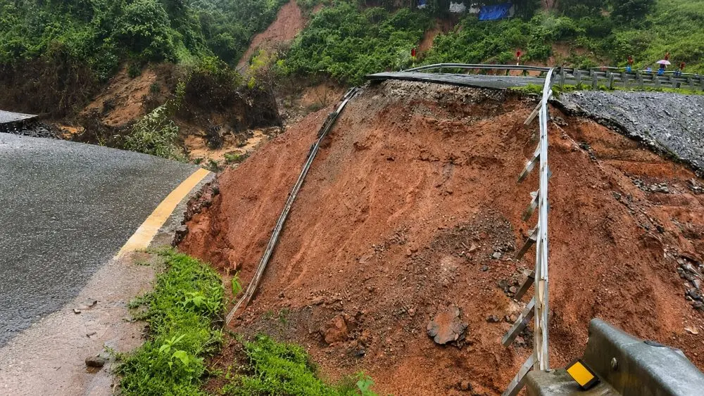 Nhiều tuyến đường đi Tây Bắc sạt lở nghiêm trọng sau mưa lũ, giao thông chia cắt. Cập nhật tình hình và các điểm bị ảnh hưởng.