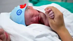 Người mẹ hiếm muộn mang tam thai vượt qua hành trình đầy rủi ro để đón con chào đời, câu chuyện xúc động về nghị lực và tình mẫu tử.