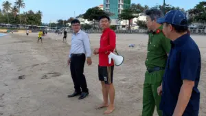 Công an làm việc với nhóm người bẻ nhặt san hô tại bãi biển Hòn Chồng, làm rõ vụ việc gây ảnh hưởng đến hệ sinh thái biển