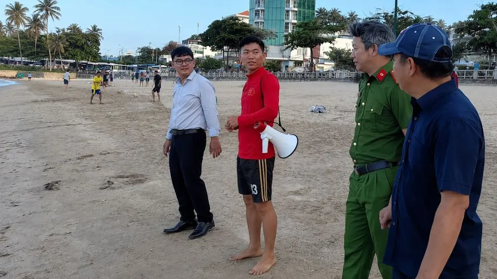 Công an làm việc với nhóm người bẻ nhặt san hô tại bãi biển Hòn Chồng, làm rõ vụ việc gây ảnh hưởng đến hệ sinh thái biển