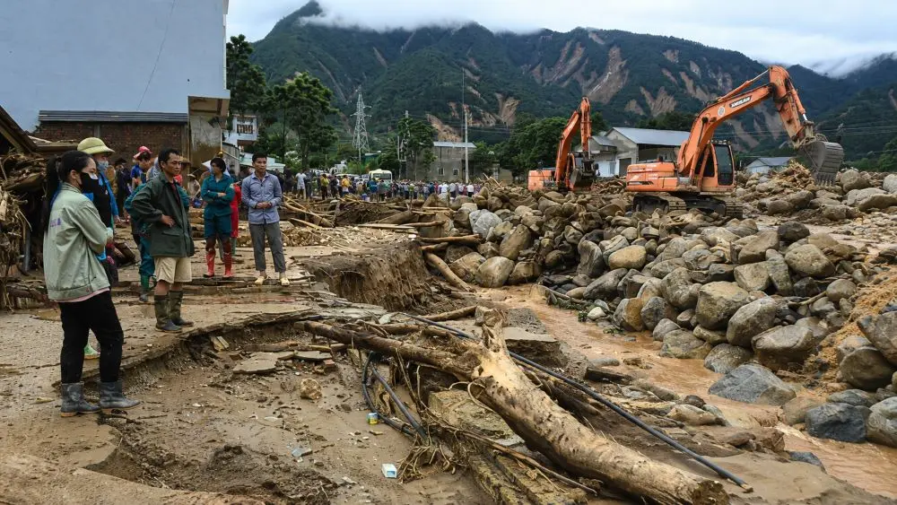 Hàng trăm chiến sĩ cùng 10 máy xúc khẩn trương tìm kiếm 4 người mất tích sau lũ, nỗ lực vượt khó tại hiện trường. Đọc ngay diễn biến mới nhất.