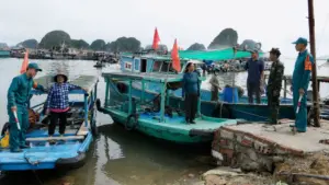 Đê biển từ Quảng Ninh đến Nghệ An được thiết kế chống bão cấp 9-10, bảo vệ dân cư và hạ tầng ven biển trước thiên tai.
