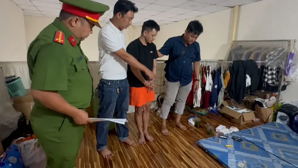 Khám xét nhà ca sĩ Tăng Nhật Tuệ sau khi bị bắt vì ma túy, lực lượng công an thu giữ tang vật phục vụ điều tra. Tìm hiểu diễn biến vụ việc.