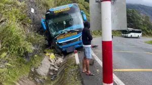 Tai nạn xe khách trên tuyến Nha Trang - Đà Lạt khiến 5 người bị thương sau khi xe mất lái lao vào vách núi.
