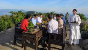 Khám phá tour thưởng trà tại Đỉnh Bàn Cờ, trải nghiệm ngắm toàn cảnh thành phố từ điểm cao nổi tiếng, thu hút du khách đến Đà Nẵng.