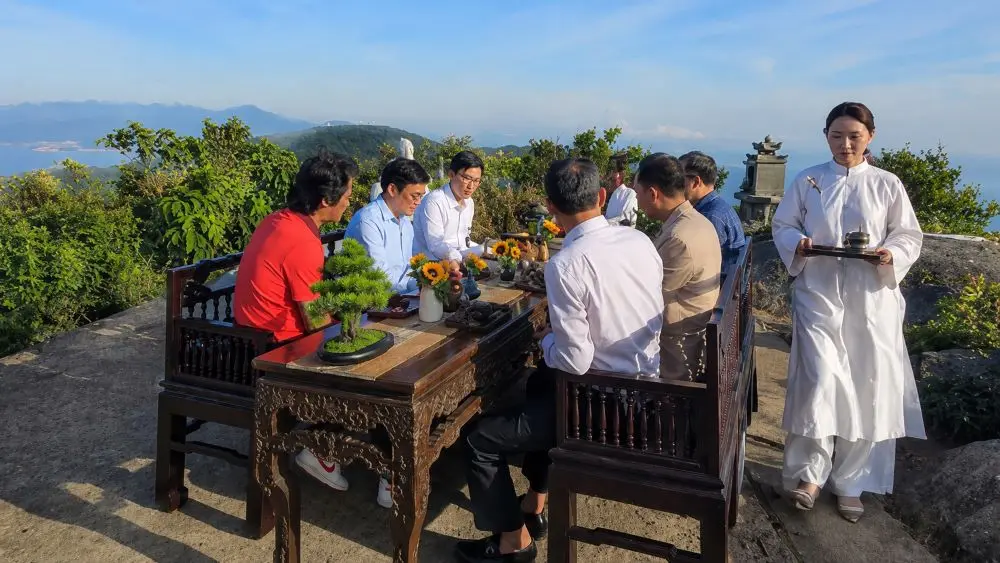 Khám phá tour thưởng trà tại Đỉnh Bàn Cờ, trải nghiệm ngắm toàn cảnh thành phố từ điểm cao nổi tiếng, thu hút du khách đến Đà Nẵng.
