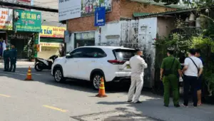 Người đàn ông tử vong trong ô tô khóa kín ở TPHCM, công an phong tỏa hiện trường và điều tra nguyên nhân vụ việc