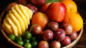 4 lý do nên ăn trái cây nguyên quả thay vì uống nước ép để bổ sung chất xơ, vitamin và hỗ trợ sức khỏe toàn diện.
