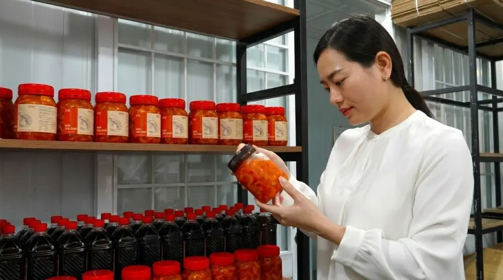 Cô gái đưa đặc sản Cà Mau sang Mỹ bằng bán hàng online, phát triển mắm tôm chua, bánh phồng tôm và khô cá hút khách.