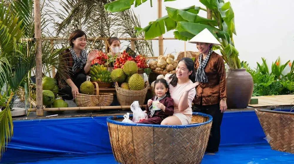 Trẻ mầm non Hải Phòng hào hứng tham gia hoạt động trải nghiệm không gian văn hóa miền Tây sông nước ngay tại sân trường.