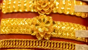 Giá vàng hôm nay 13/7 biến động đáng chú ý, vàng thế giới được dự báo giảm, vàng miếng SJC chờ phản ứng trước xu hướng mới.