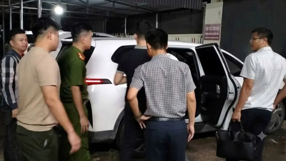 Công an khống chế, bắt giữ người đàn ông liên quan vụ lừa đảo chiếm đoạt tài sản ngay khi vừa xuống chuyến bay tại sân bay Cát Bi. Xem chi tiết!