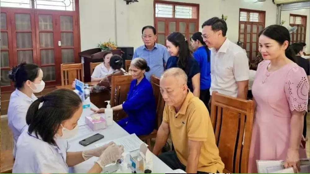 Chăm sóc sức khỏe toàn dân cần sự đổi mới của ngành y tế nhằm nâng cao chất lượng khám chữa bệnh và bảo đảm tiếp cận dịch vụ y tế.