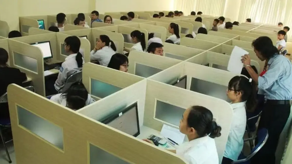 Các thí sinh tìm hiểu thông tin tuyển sinh trước khi đăng ký xét tuyển đại học. (Ảnh minh họa: HPM)