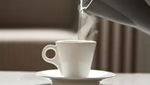 Cô gái 20 tuổi mắc ung thư dạ dày, bác sĩ cảnh báo thói quen uống nước quá nóng có thể làm tổn thương niêm mạc, khiến bệnh tiến triển nhanh hơn.