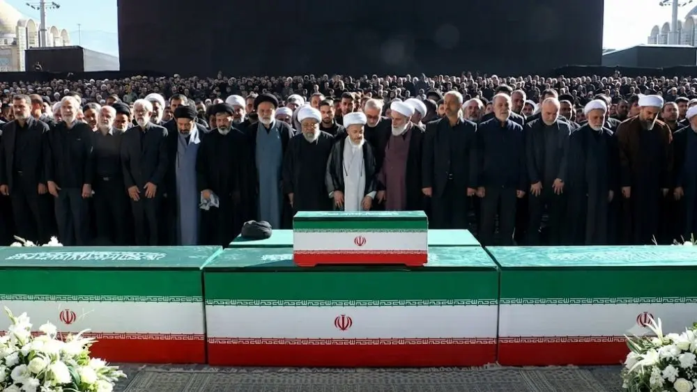 Ba con trai của cố Lãnh tụ tối cao Iran Ali Khamenei bất ngờ xuất hiện tại lễ tang của cha ở Tehran sau nhiều tháng vắng bóng. Xem ngay!