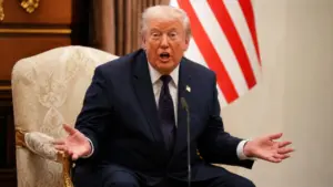 Ông Trump tiếp tục kêu gọi Mỹ kiểm soát Greenland và bày tỏ thất vọng với NATO tại hội nghị thượng đỉnh, xem chi tiết diễn biến mới.