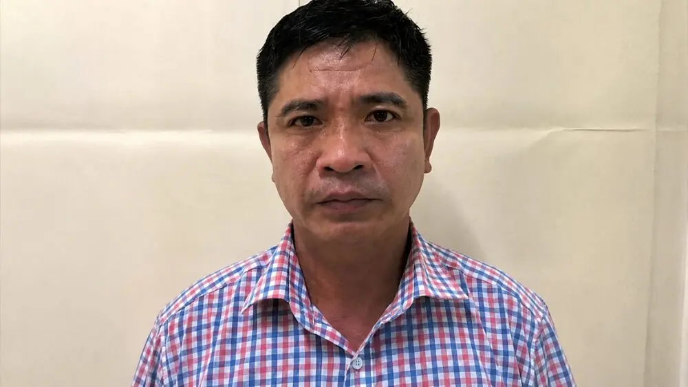 Giả danh Trung tướng Tổng cục 2 để lừa đảo nhiều người, Nguyễn Hữu Xuân bị cơ quan công an điều tra, làm rõ hành vi.