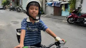 Cậu bé gây sốt vì bán trứng dạo bằng thơ với cách mời khách hồn nhiên, sáng tạo. Đọc câu chuyện truyền cảm hứng đang thu hút nhiều người.