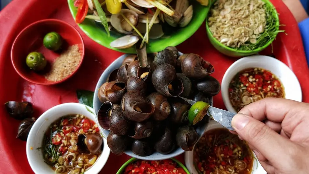 Vì sao một số món ăn Việt Nam ngon hơn khi ăn bằng tay? Khám phá lý do từ hương vị, cảm nhận đến yếu tố văn hóa ẩm thực.