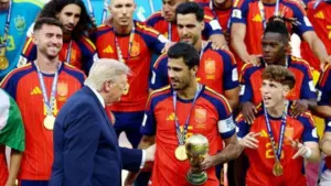 Tổng thống Trump trao cúp vô địch World Cup cho đội tuyển Tây Ban Nha sau chiến thắng trong trận chung kết. Xem diễn biến và hình ảnh nổi bật.