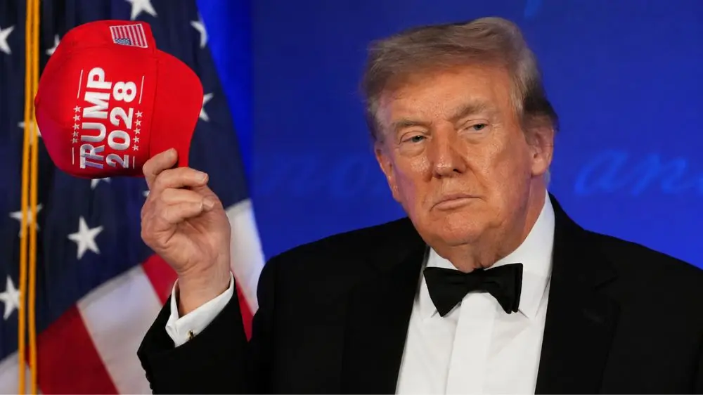Ông Trump nói đùa về khả năng tranh cử nhiệm kỳ 3 tại tiệc báo chí Nhà Trắng, thu hút sự chú ý với chiếc mũ Trump 2028.