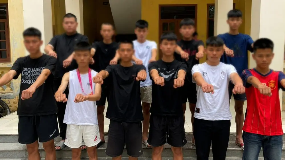 Công an ngăn chặn hai nhóm thanh thiếu niên mang hung khí giải quyết mâu thuẫn, triệu tập các trường hợp liên quan để xác minh, xử lý