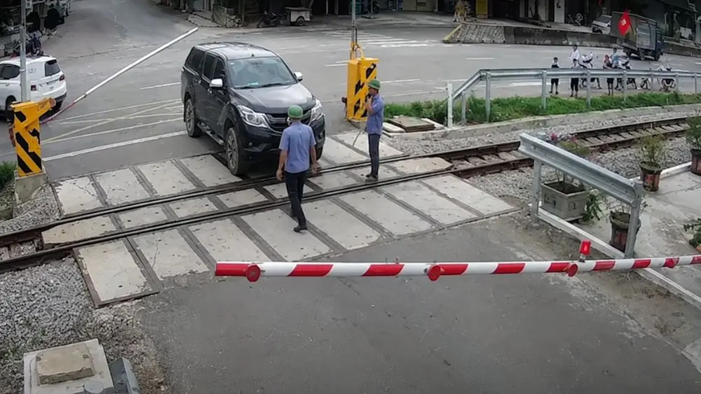 Tài xế ôtô bị phạt 19 triệu đồng vì định vượt gác chắn khi tàu sắp qua. Xem diễn biến vụ việc và mức xử phạt theo quy định.