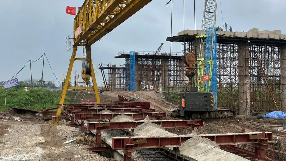 Thiếu hơn 9 triệu m³ cát, cao tốc Ninh Bình - Hải Phòng đối mặt nguy cơ chậm tiến độ. Xem nguyên nhân và giải pháp.