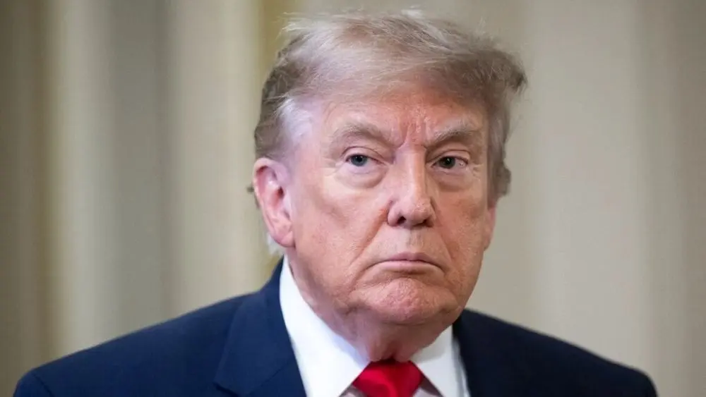 Ông Trump và con trai bị cáo buộc nắm giữ thông tin nội bộ liên quan đến thương vụ mua lại hãng xe tải. Xem chi tiết diễn biến vụ việc tại đây.