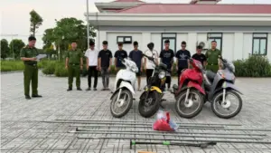 Hơn 100 thanh thiếu niên mang phóng lợn, đánh võng, rượt đuổi gây náo loạn, cơ quan điều tra thu giữ nhiều hung khí.