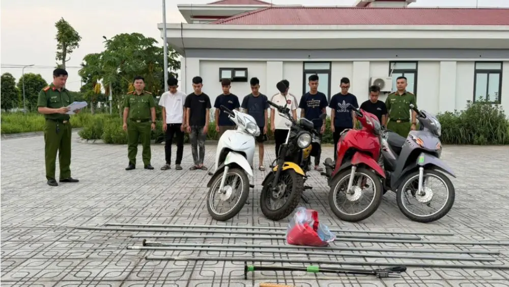 Hơn 100 thanh thiếu niên mang phóng lợn, đánh võng, rượt đuổi gây náo loạn, cơ quan điều tra thu giữ nhiều hung khí.