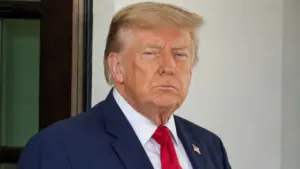 Ông Trump tuyên bố eo biển Hormuz không mở cửa với tàu liên quan Iran, động thái mới làm gia tăng căng thẳng tại Trung Đông. Đọc chi tiết.