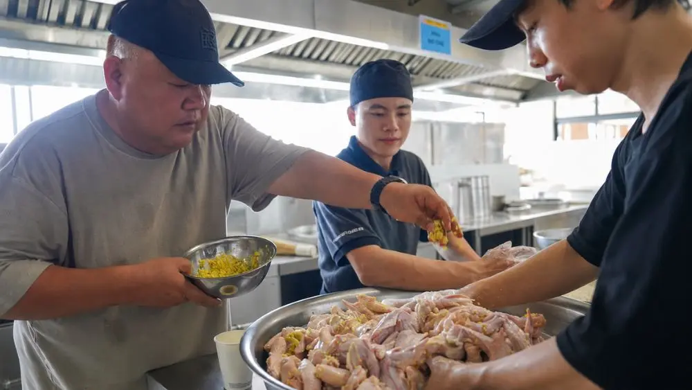 Đề xuất bỏ cơ chế "mâm cơm bà B" trong đấu thầu suất ăn công nghiệp nhằm tăng cạnh tranh, nâng chất lượng bữa ăn cho người lao động.