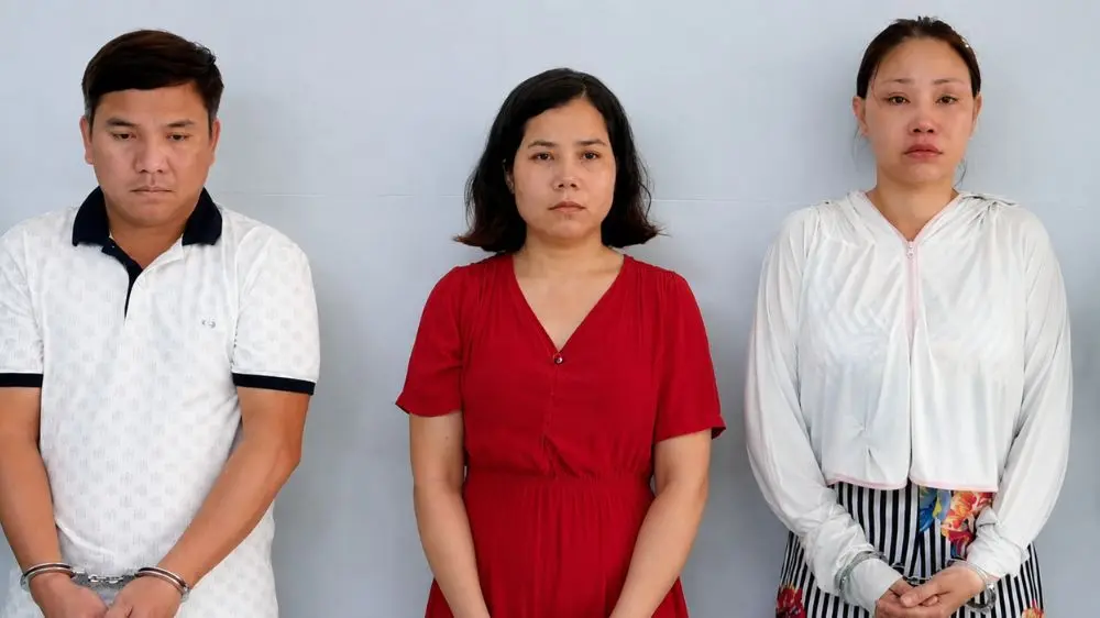 Ba nghi can bị bắt trong vụ truyền trắng da khiến một khách hàng tử vong. Cơ quan công an đang điều tra, làm rõ vụ việc.