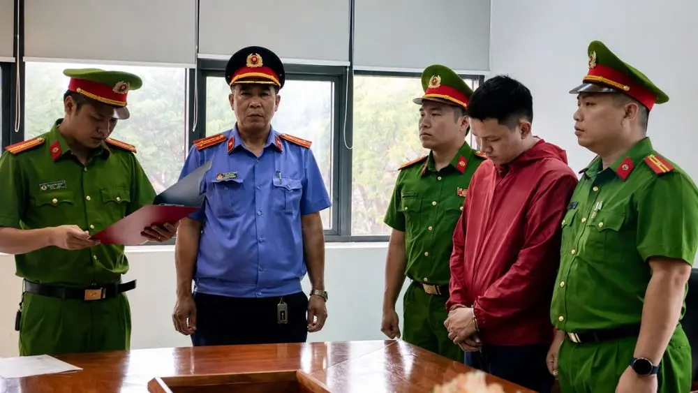 Nhân viên ngân hàng ở Quảng Trị bị cáo buộc lừa đảo chiếm đoạt hơn 29 tỷ đồng của nhiều người. Diễn biến vụ án đang được điều tra.