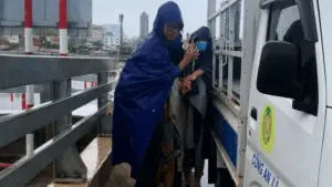 Ngăn chặn kịp thời nữ sinh có ý định nhảy cầu Hoàng Văn Thụ, lực lượng chức năng cùng người dân hỗ trợ đưa em đến nơi an toàn.