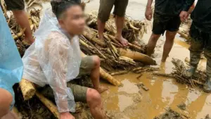 Chồng ám ảnh tiếng gọi của vợ khi lũ quét ở Lai Châu, bất lực không thể cứu con. Câu chuyện đau lòng về cuộc chiến sinh tử giữa thiên tai.