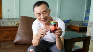 Nuôi ong giữa rừng Phong Nha giúp người dân tăng thu nhập, sản phẩm mật ong được bảo hộ thương hiệu và mở rộng thị trường.