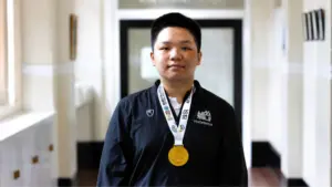Alex Chui, nam sinh 18 tuổi, trở thành thí sinh thứ hai trong lịch sử giành 5 Huy chương Vàng Olympic Toán quốc tế.