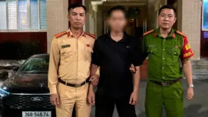 Hà Nội tạm giữ hình sự tài xế ô tô đẩy CSGT để bỏ chạy, cơ quan công an đang điều tra, xử lý vụ việc theo quy định pháp luật.