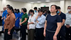 Vụ nhận hối lộ ở Sở Y tế Hà Nội: bị cáo khai né nhận tiền trực tiếp, nhờ người thân làm môi giới. Xem diễn biến mới tại phiên tòa.
