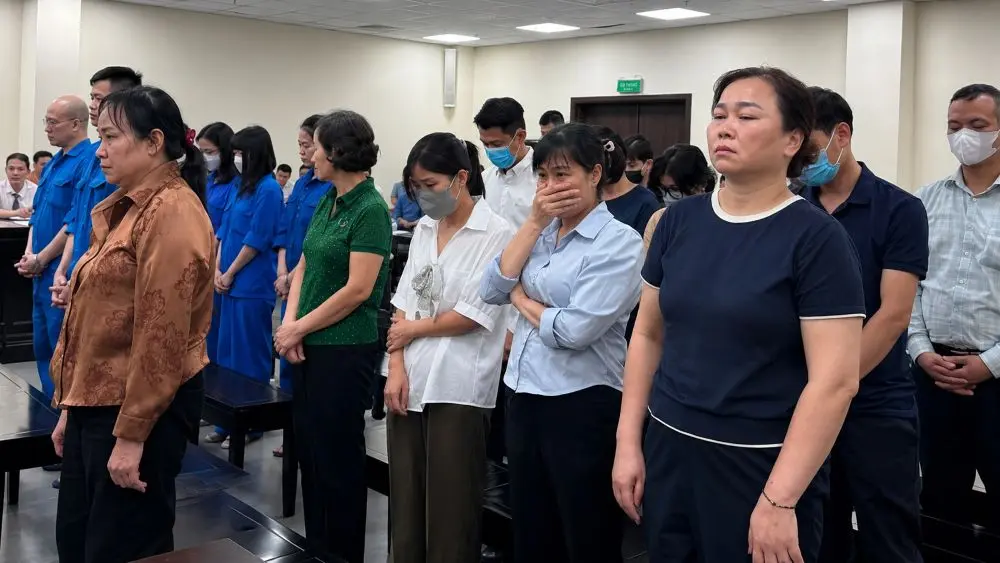Vụ nhận hối lộ ở Sở Y tế Hà Nội: bị cáo khai né nhận tiền trực tiếp, nhờ người thân làm môi giới. Xem diễn biến mới tại phiên tòa.