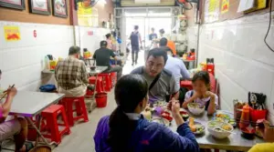 Dù giá xăng dầu giảm mạnh, giá dĩa cơm, tô phở tại nhiều hàng quán vẫn neo cao, thậm chí có nơi còn tăng gây bức xúc cho người tiêu dùng. Đọc ngay