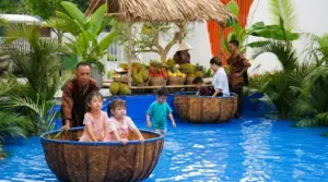Trẻ mầm non Hải Phòng hào hứng tham gia hoạt động trải nghiệm không gian văn hóa miền Tây sông nước ngay tại sân trường.
