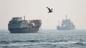 Cập nhật tình hình căng thẳng Mỹ - Iran: Đôi bên vẫn bỏ ngỏ khả năng đàm phán dù eo biển Hormuz chưa được thông suốt và lệnh ngừng bắn hết hiệu lực.