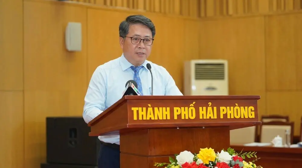 Giám đốc Sở Xây dựng Hải Phòng Nguyễn Thành Hưng trả lời chất vấn về việc nghiên cứu dùng hè phố phát triển kinh tế đêm và du lịch ẩm thực.