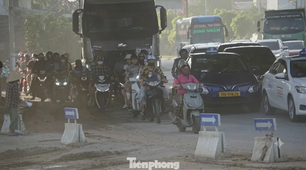 Hải Phòng: Điểm nóng ô nhiễm không khí tại nút giao Phạm Văn Đồng - Mạc Đăng Doanh do thi công đường vành đai 2 gây bão bụi mù mịt, đe dọa người đi đường